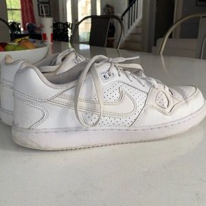 MENS 9.5 NIKE SNEAKERS